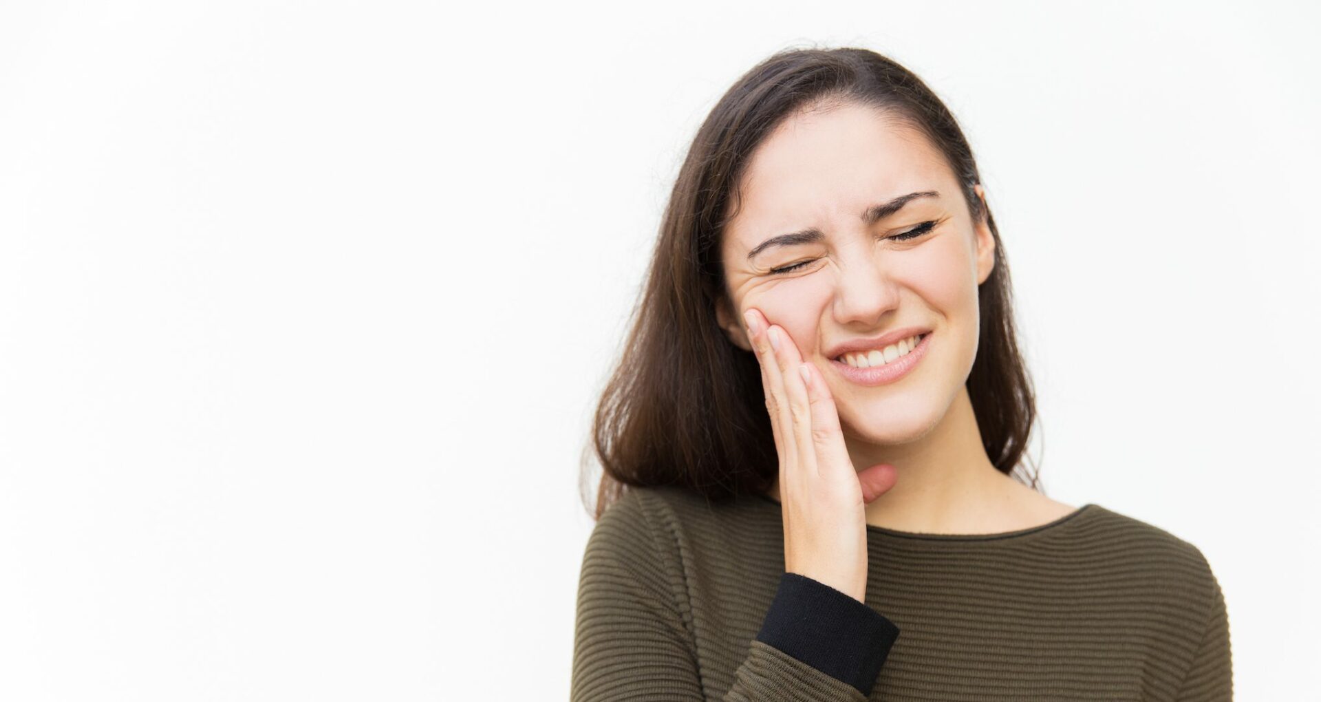Woman feelin pain in her teeth