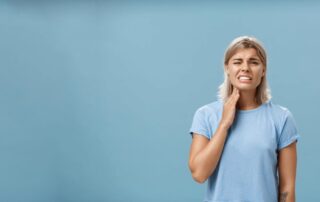 middle aged woman experiencing wisdom tooth pain