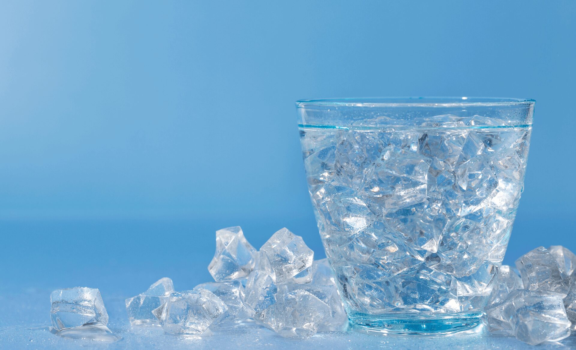 is chewing ice bad for teeth, ice cubes in glass